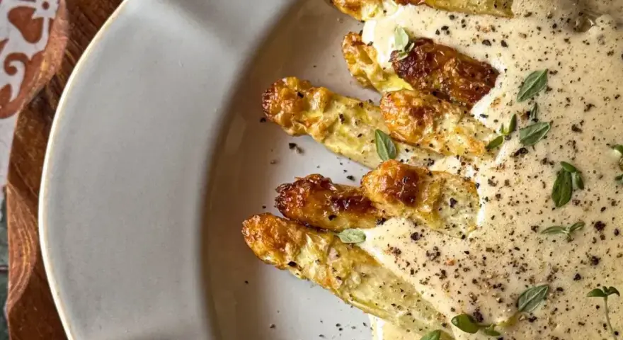 Pieczone szparagi w sosie holenderskim. Prosty sos holenderski przepis na pyszne danie.