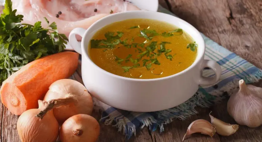 Aromatyczny rosół z kurczaka, z marchewką, cebulą i czosnkiem. Zastanawiasz się, ile soli do rosołu?