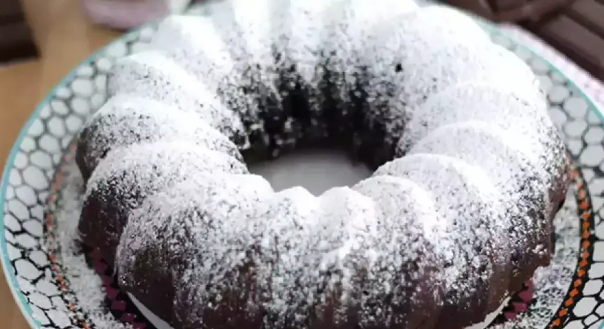 Czekoladowa maka z cukrem pudrem, idealna do piwa. Obok leżą kostki czekolady.