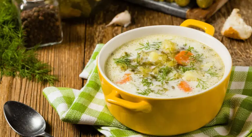 Zupa ogórkowa z koperkiem i pieprzem. Idealne jakie przyprawy do zupy ogórkowej? Koperek, pieprz, czosnek i oczywiście ogórki kiszone.