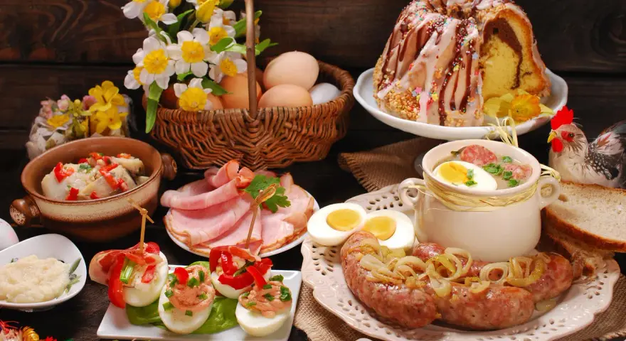 Tradycyjny obiad na Wielkanoc: biała kiełbasa, jajka faszerowane, żurek, babka, chrzan i wędliny.