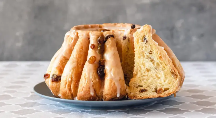 Puszysta babka z rodzynkami, polana lukrem. Idealna na Wielkanoc, oto prosty przepis na babkę.