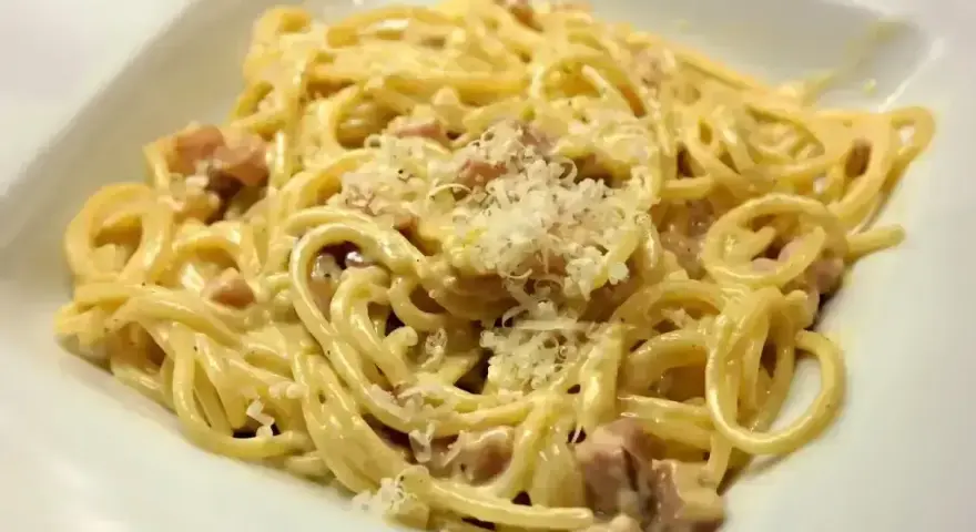 Pyszna carbonara z boczkiem i parmezanem, kremowa dzięki śmietanie. Idealny przepis na szybki obiad.