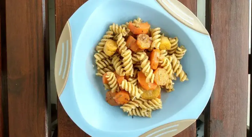 Kolacja dla niejadka: makaron fusilli z marchewką i ziemniakami, doprawione ziołami.