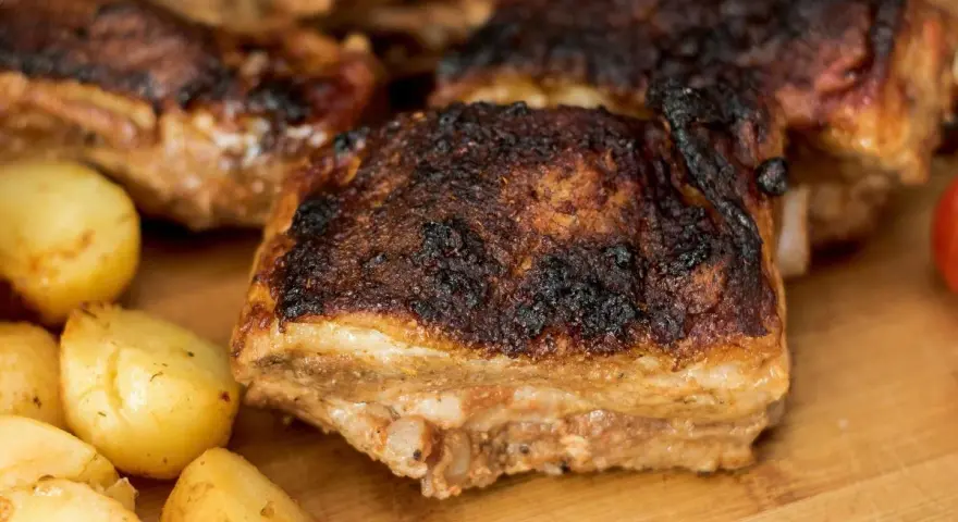 Pyszne żeberka pieczone z ziemniakami. Idealny przepis na obiad, który zachwyci każdego.