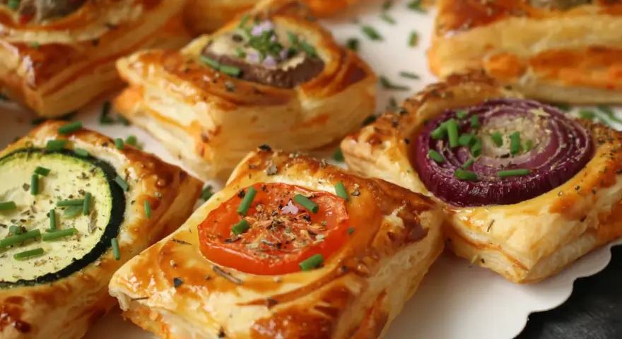Aperitif z ciasta francuskiego na słono: z cukinią, pomidorem, cebulą i grzybami. Idealne na przyjęcie!