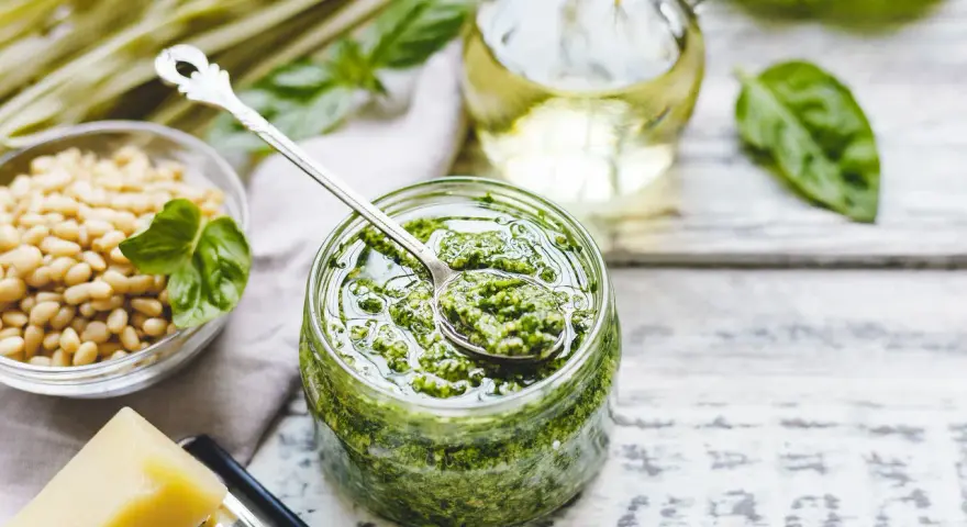 Pesto do czego? Do makaronu, na kanapki, do sałatek. Świeże zioła, orzeszki piniowe, parmezan i oliwa tworzą idealny sos.