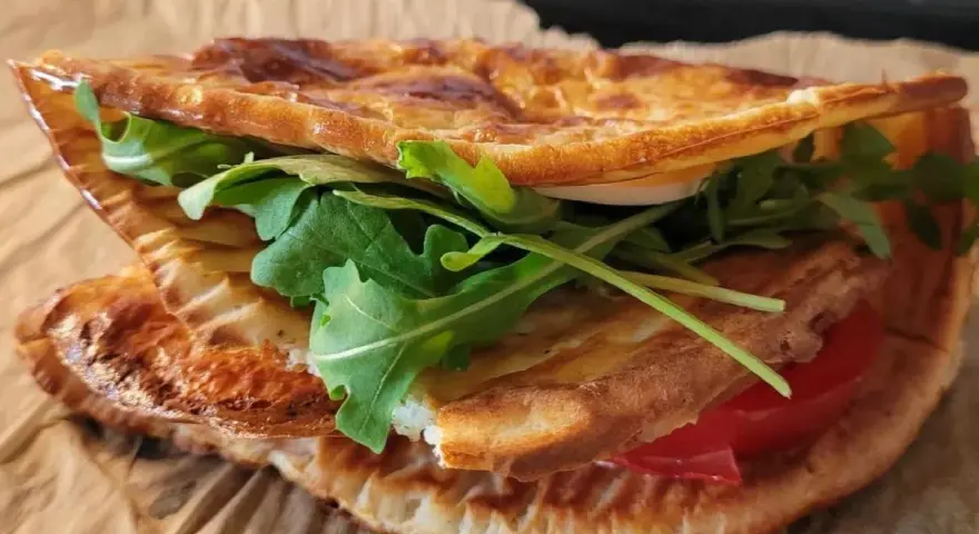 Pyszna tortilla z serka wiejskiego z rukolą i pomidorem, idealna na szybki lunch.