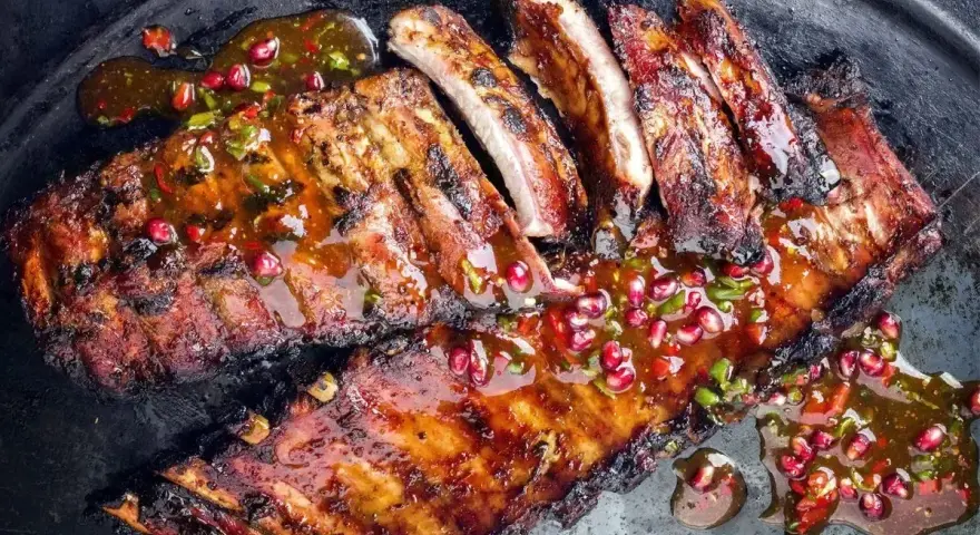 Soczyste żeberka w sosie z granatem i chili. Idealny sposób, jak przyprawić żeberka na grillu.