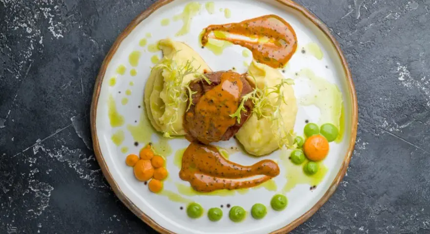 Eleganckie danie z mięsem, puree ziemniaczanym i kolorowymi sosami. Idealne, gdy chcesz wiedzieć, jak zrobić sos do mięsa z niczego.