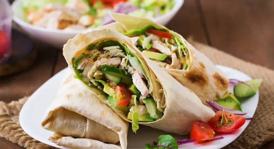Dwa sycące wrapy z kurczakiem, awokado, ogórkiem i pomidorem. Idealne z czym tortilla na ciepło!