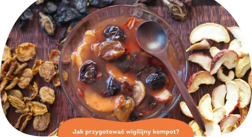 Aromatyczny kompot z suszu wigilijny w szklanej misie, otoczony suszonymi jabłkami, śliwkami i morelami.