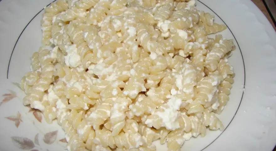 Pyszny makaron z serem na słodko, idealny na szybkie śniadanie lub deser.