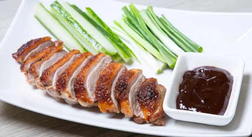 Kaczka po pekińsku z ogórkiem, szczypiorkiem i sosem hoisin. Sos hoisin do czego? Idealny do tej pieczonej kaczki!