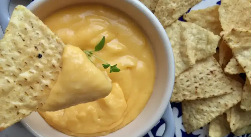 Jak zrobić sos serowy? Pyszny, kremowy sos serowy idealny do nachos. Kto chce przepis?