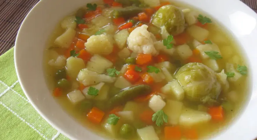 Zupa jarzynowa z mrożonki przepis: aromatyczna, sycąca, pełna warzyw jak marchewka, ziemniaki, kalafior i fasolka szparagowa. Idealna na szybki obiad.