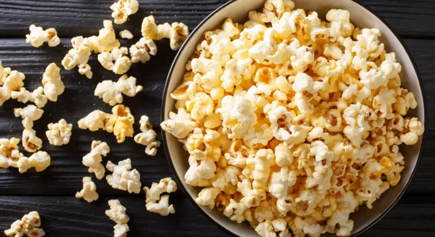 Pyszny popcorn w misce, idealny do filmu. Dowiedz się, jak zrobić popcorn w garnku, by cieszyć się domową przekąską.