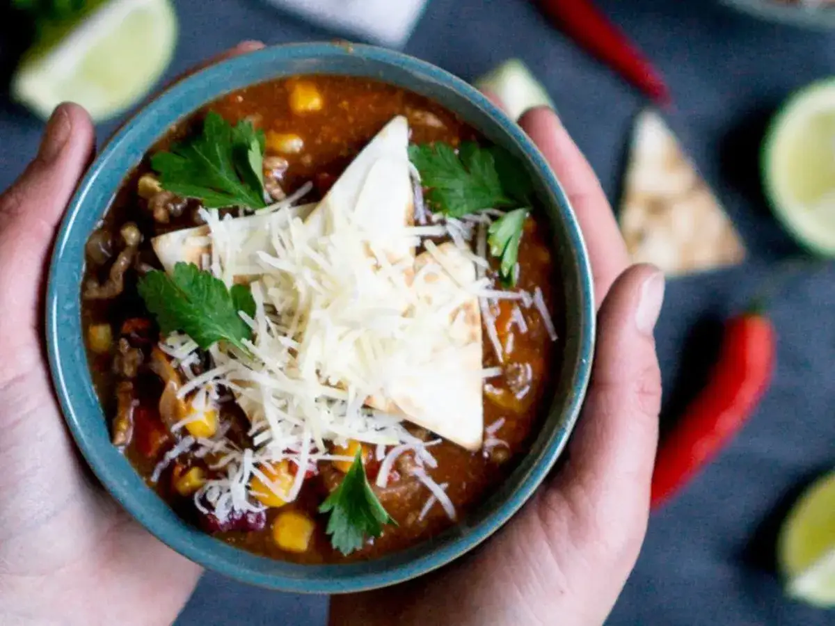 Zupa meksykańska Ani Gotuje: aromatyczna, sycąca, z mielonym mięsem, kukurydzą, fasolą, posypana serem i podana z nachos.