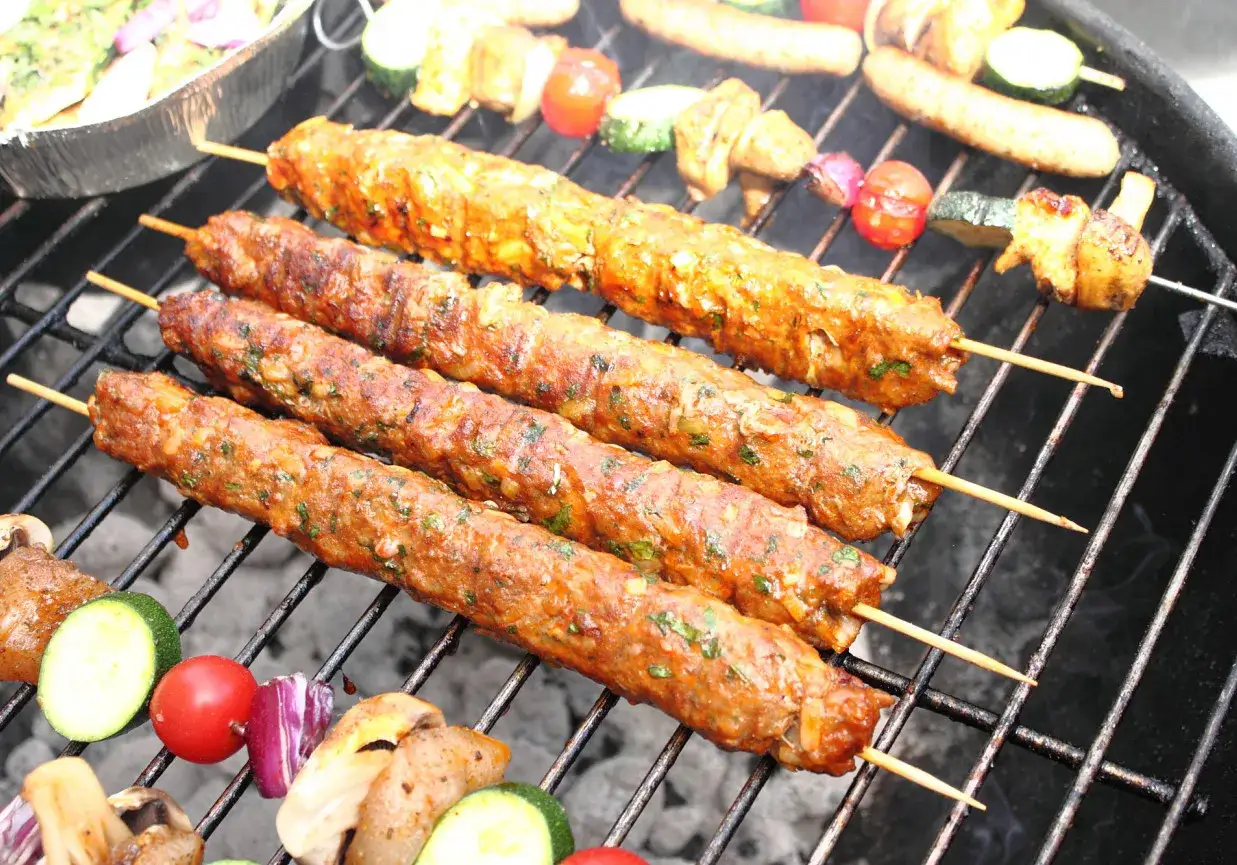 Aromatyczne mielone na patyku, grillowane z warzywami i kiełbaskami.
