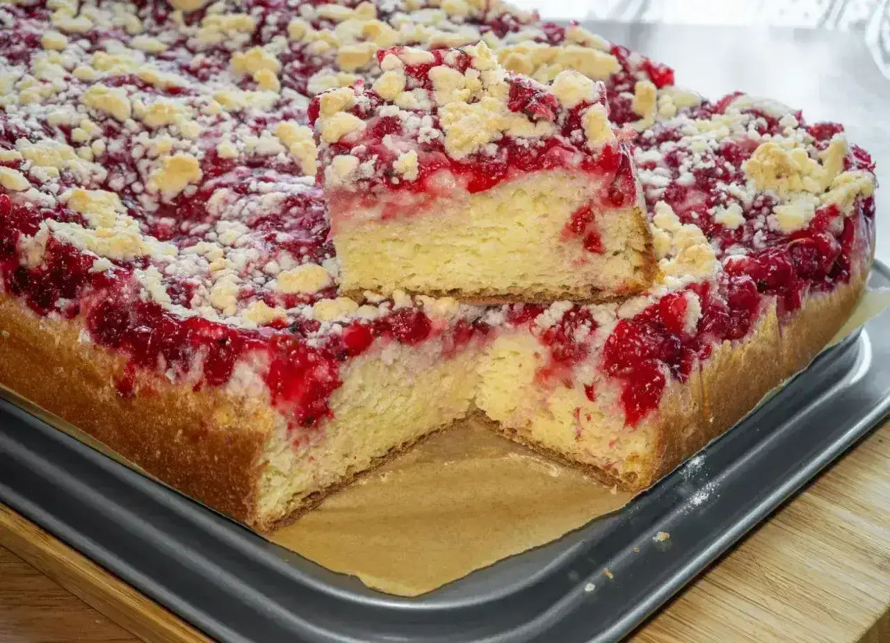 Puszyste i wilgotne ciasto drożdżowe z malinami i kruszonką. Idealne na letnie popołudnie.