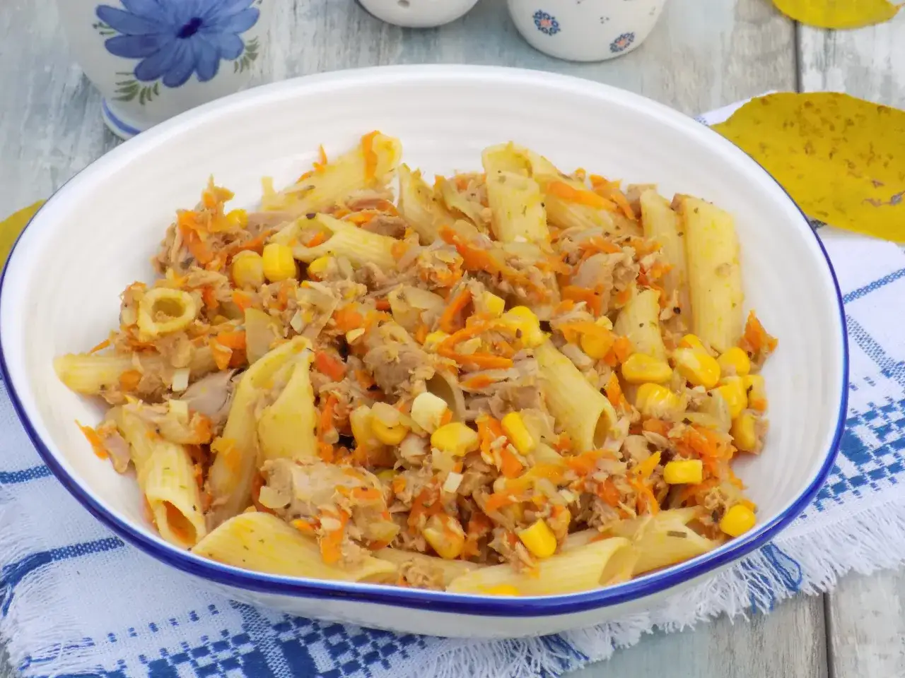 Penne z tuńczykiem z puszki, kukurydzą i startą marchewką. Proste i szybkie danie.