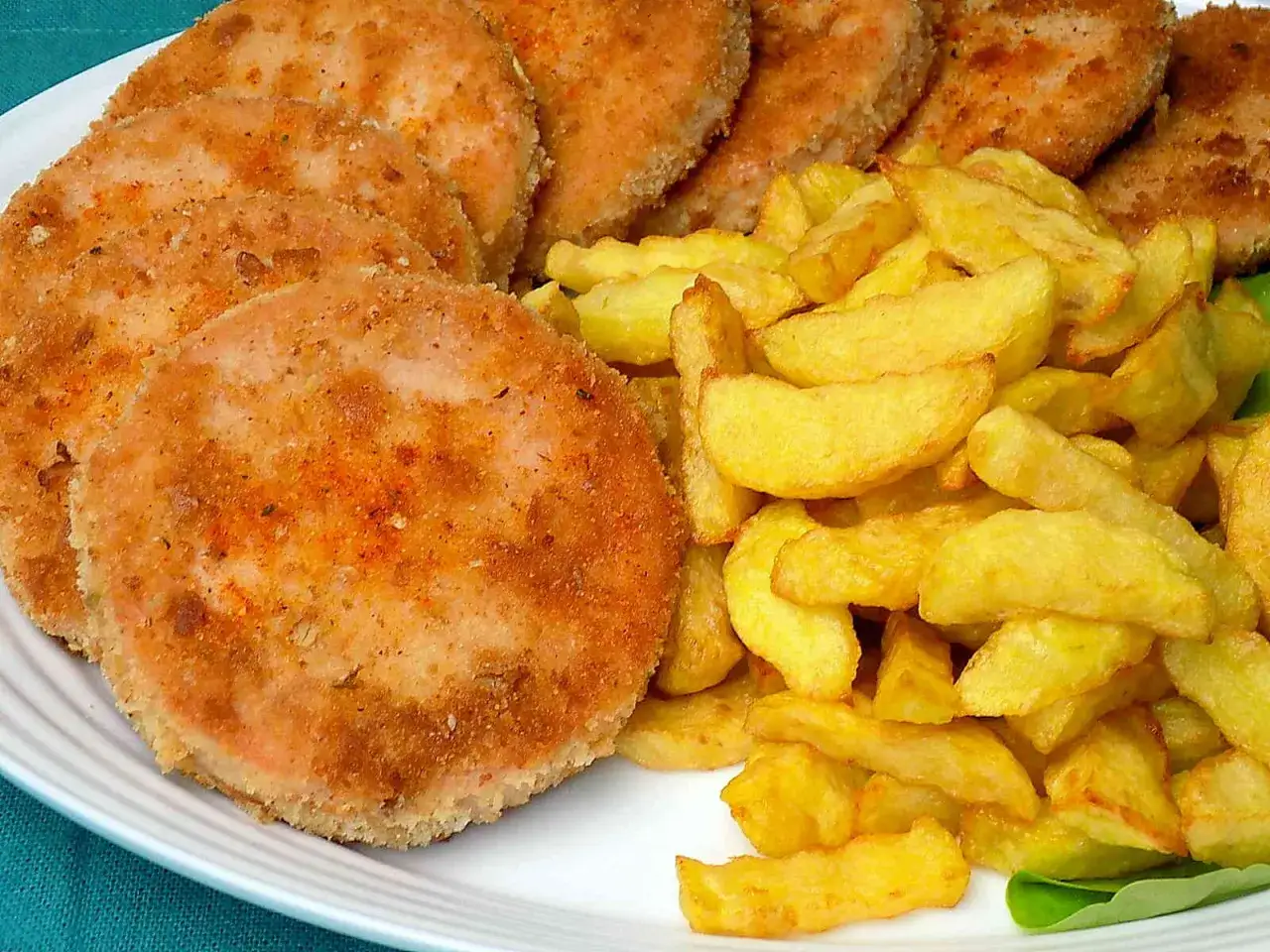 Kotlet z mortadeli w panierce, podany z chrupiącymi frytkami. Pyszny obiad gotowy!