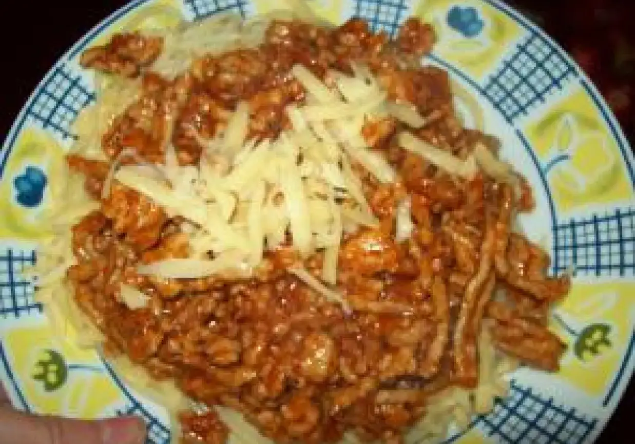 Pyszne spaghetti z serem, polane sosem bolońskim. Idealne na szybki obiad.