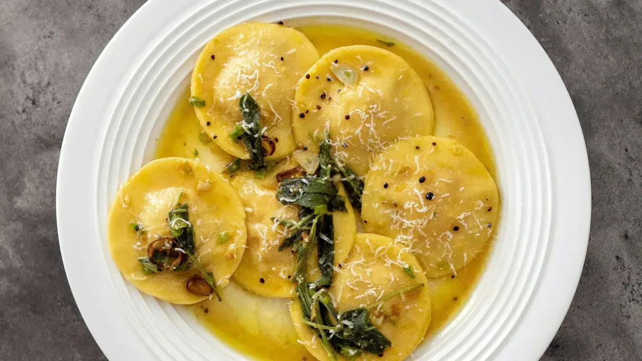 Pyszne ravioli w maślanym sosie z szałwią, czosnkiem i parmezanem. Idealny sos do ravioli.