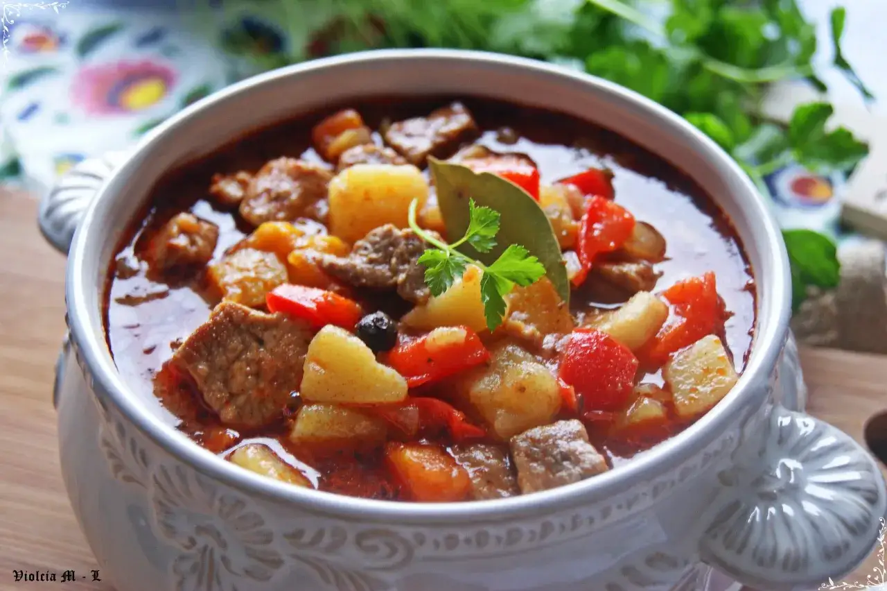 Aromatyczna zupa gulaszowa przepis. Mięso, ziemniaki i papryka w gęstym, pysznym sosie, ozdobiona natką pietruszki.