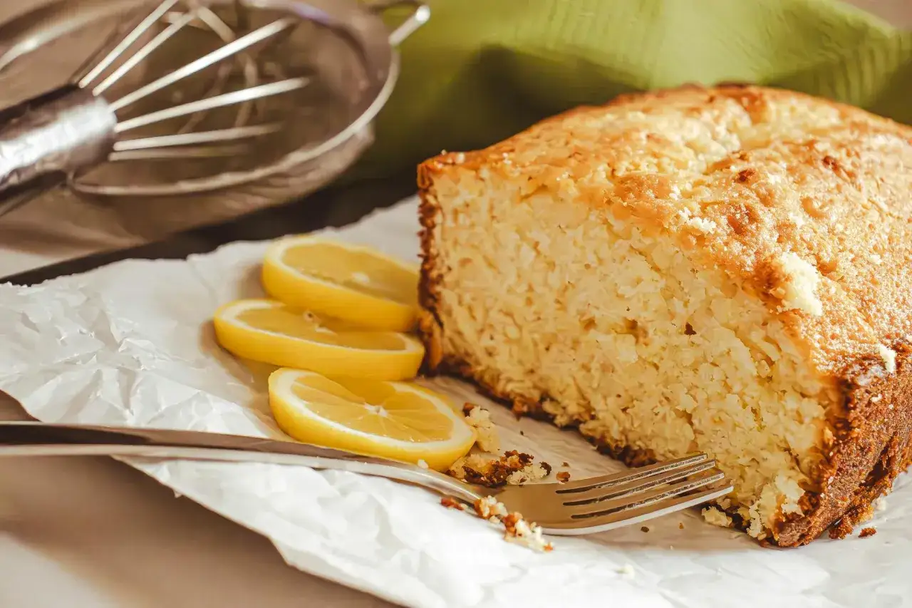 Pyszna babka cytrynowa, idealna na deser. Ten przepis na babkę jest prosty i szybki.
