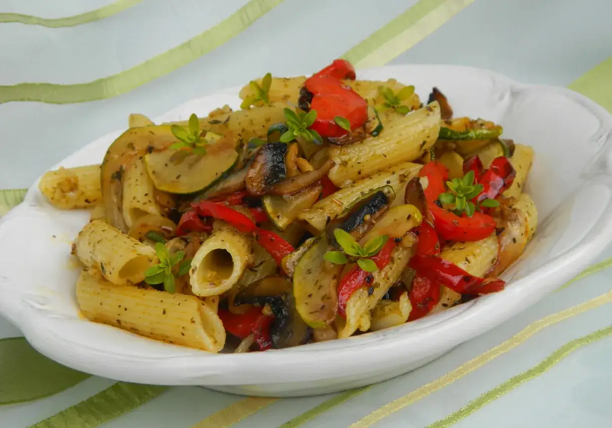 Makaron penne z warzywami (cukinia, papryka, pieczarki) i ziołami, idealny do pesto.