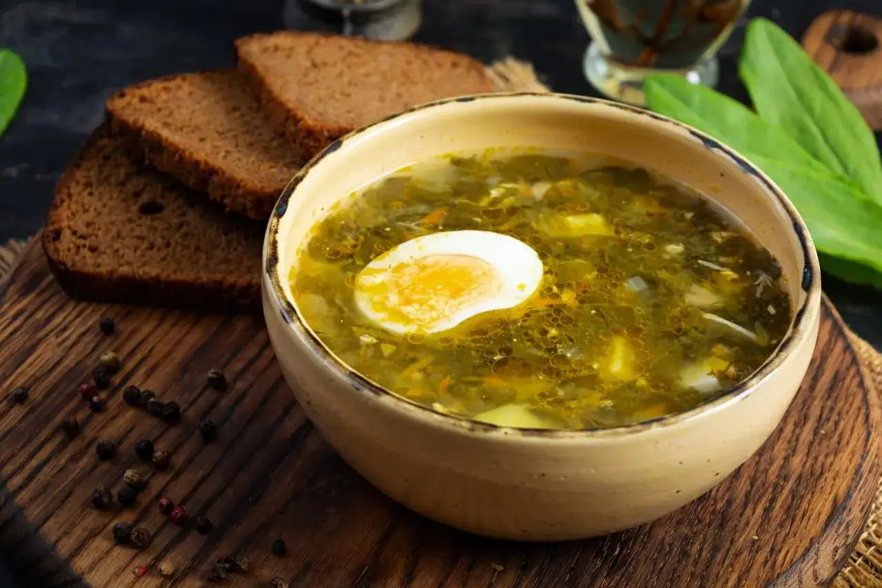 Zupa szczawiowa ze słoika przepis. Aromatyczna, zielona zupa z jajkiem i chlebem.