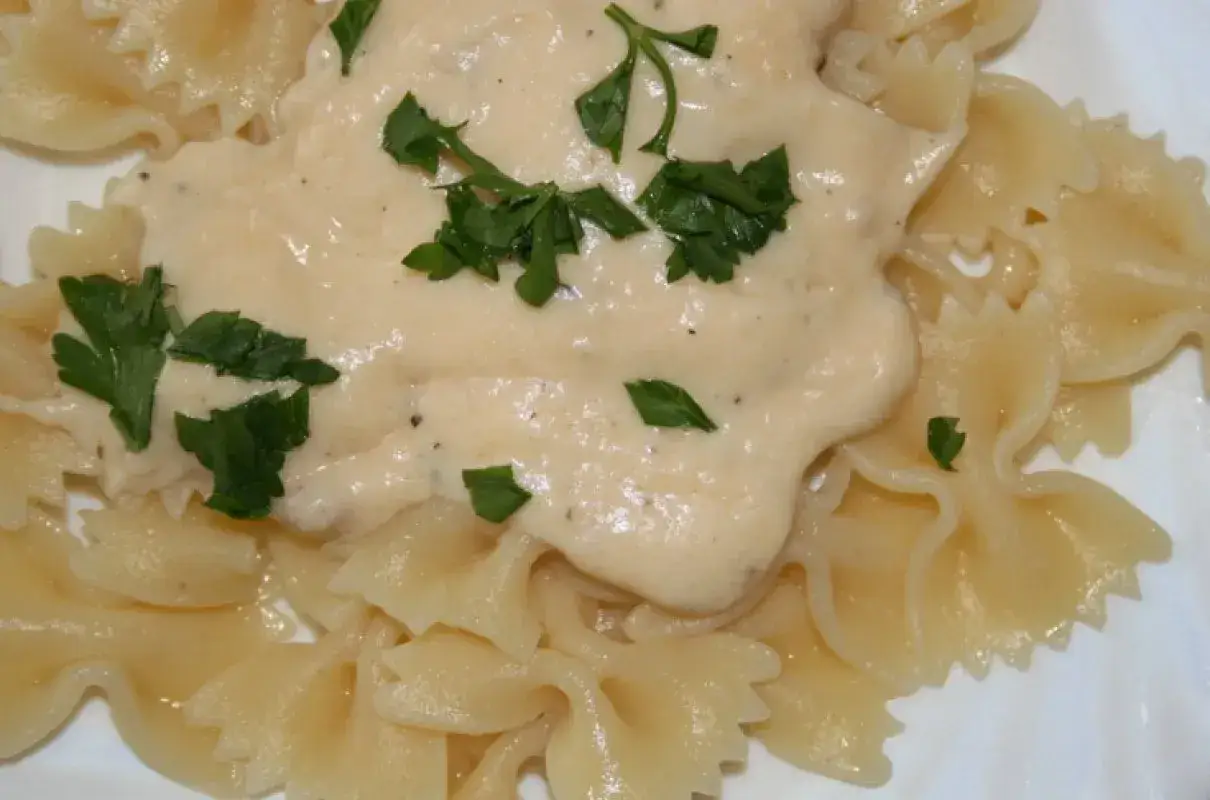 Makaron farfalle z kremowym sosem serowym i natką pietruszki. Idealny przepis na mac and cheese.