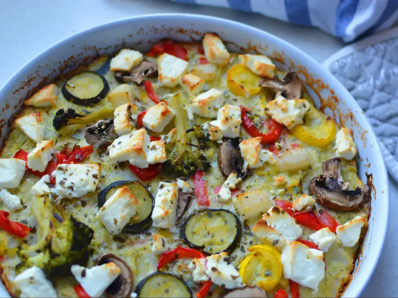 Pyszna zapiekanka bez mięsa z cukinią, papryką, brokułami i serem feta.