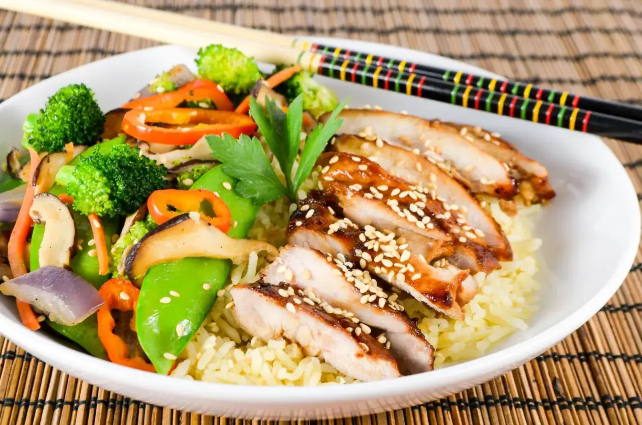 Kurczak w sosie teriyaki do czego? Z ryżem i warzywami: brokułami, groszkiem cukrowym, papryką, marchewką i grzybami.