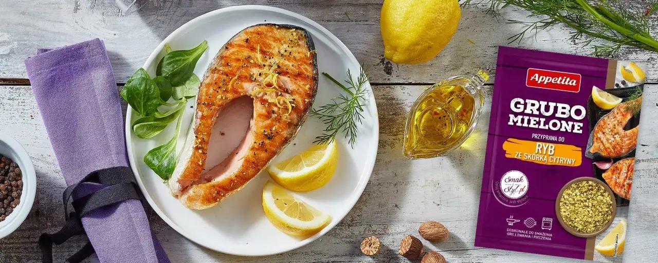 Grillowany łosoś z cytryną, obok opakowanie przyprawy do ryb z cytryną.