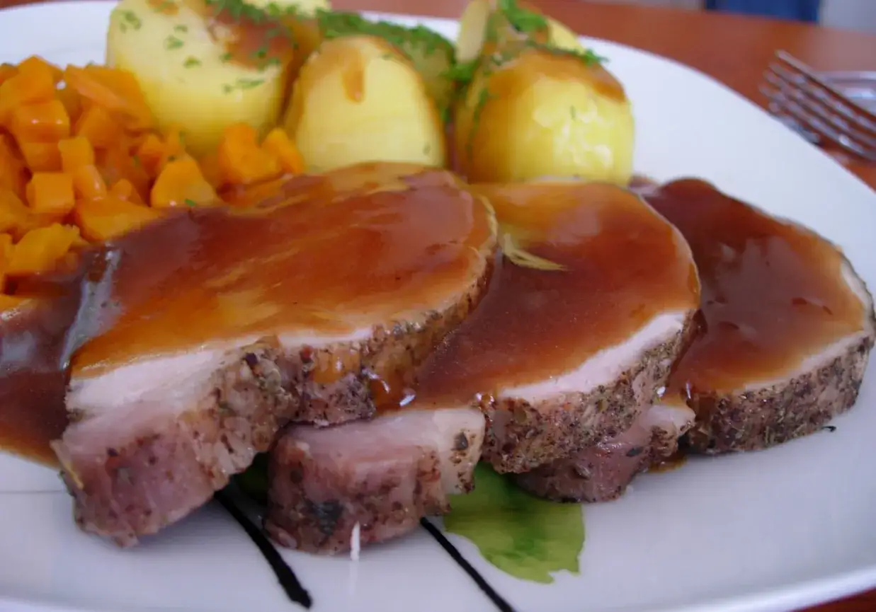 Schab pieczony w rękawie z sosem, podany z ziemniakami i marchewką. Pyszny obiad!