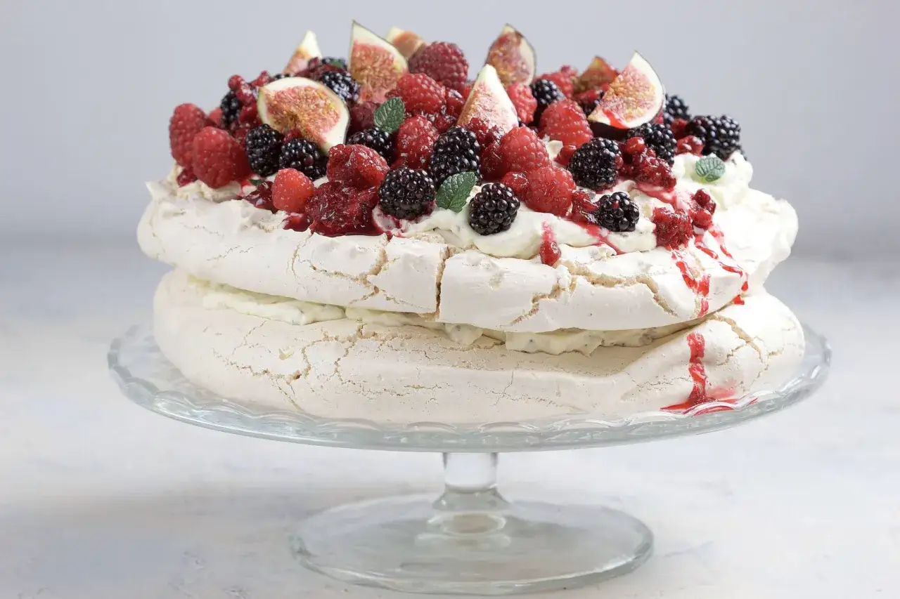 Pyszny deser Pavlova z owocami leśnymi i figami. Idealny sposób, by wykorzystać co zrobić z białek.