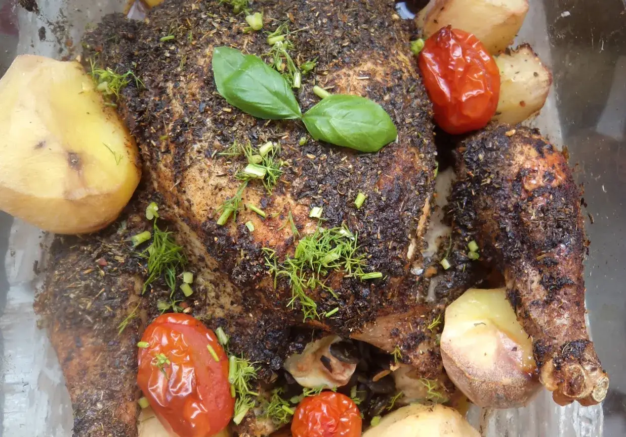 Pieczona pierś z kurczaka z mozzarellą i suszonymi pomidorami, podana z ziemniakami i ziołami.