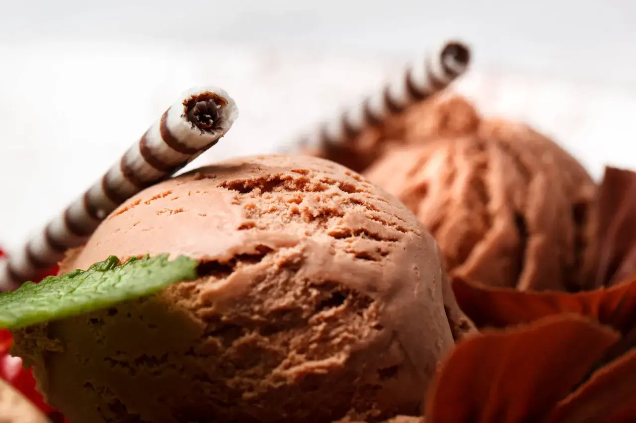 Pyszne lody czekoladowe z wafelkiem i miętą. Idealne, gdy zastanawiasz się, jak zrobić lody.