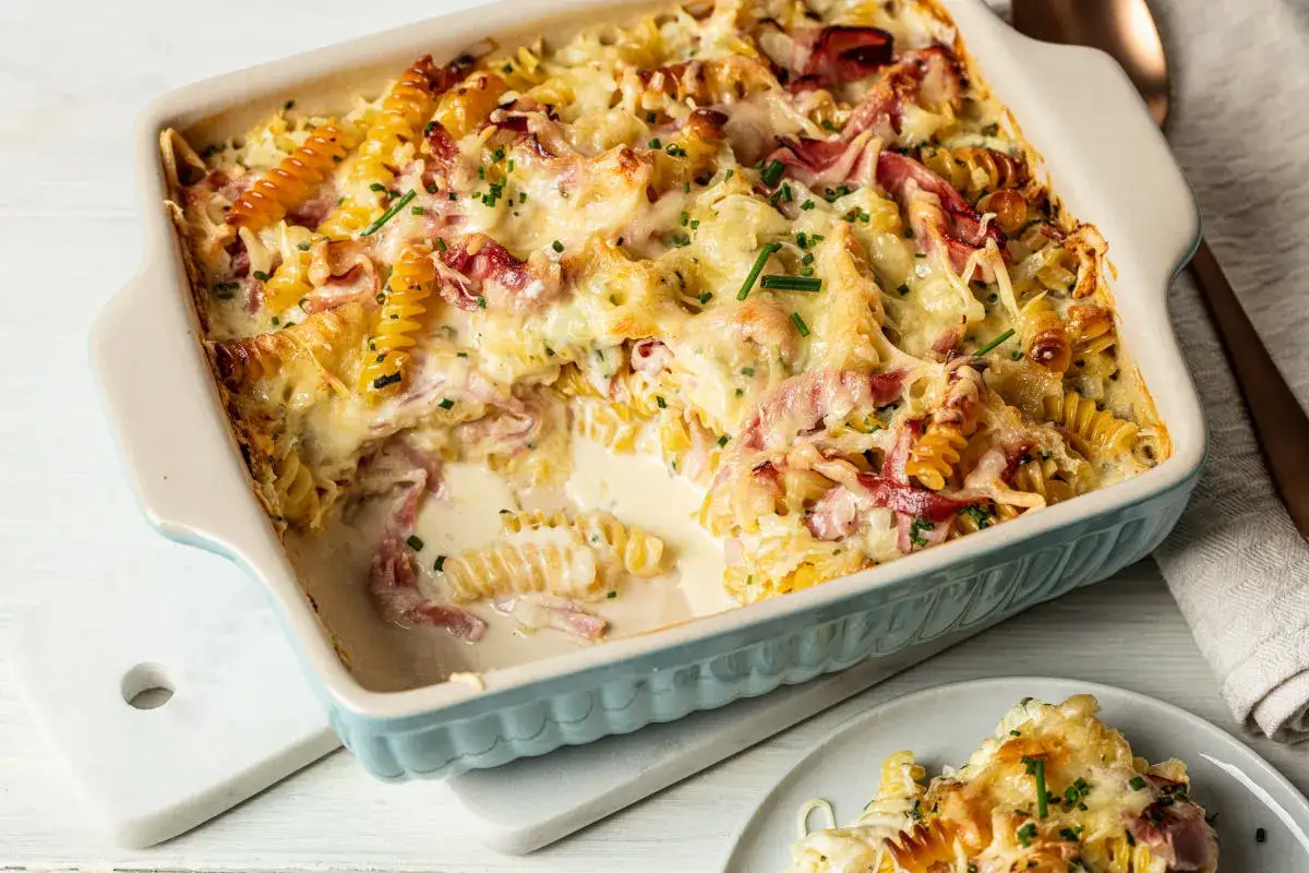 Pyszna zapiekanka z szynką i makaronem fusilli, zapieczona pod złotym serem. Idealna na rodzinny obiad.