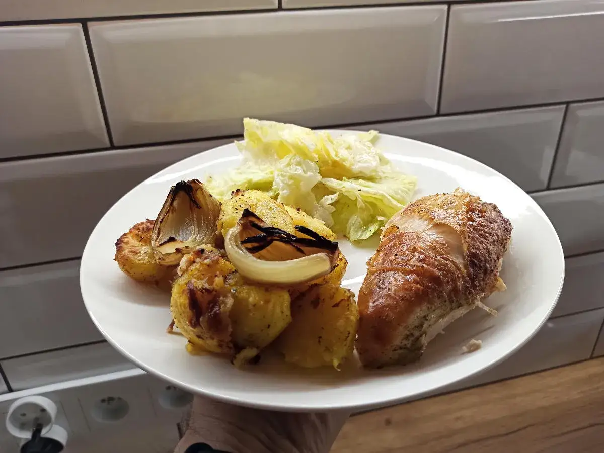 Pyszny pieczony kurczak z ziemniakami i cebulą, idealny przepis na obiad.
