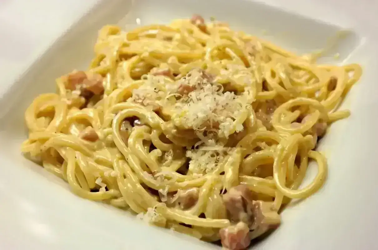 Pyszne spaghetti carbonara z boczkiem i parmezanem, kremowe i sycące. Idealny przepis na szybki obiad.