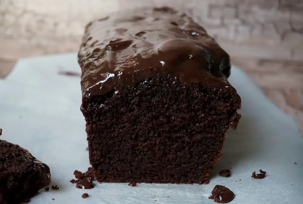 Wilgotny brownie z buraka, polany błyszczącą polewą czekoladową. Idealny na deser, zaskakuje smakiem.