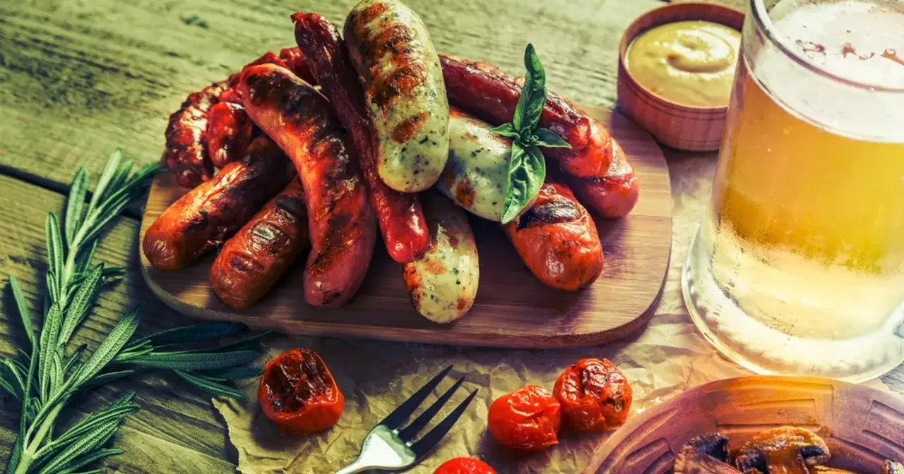 Pyszne, grillowane kiełbaski, idealne na grilla, podane z musztardą i piwem.