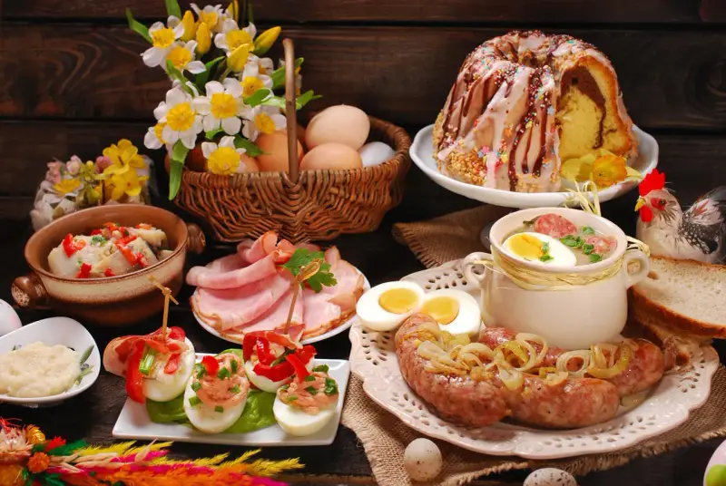 Tradycyjny obiad na Wielkanoc: biała kiełbasa, jajka faszerowane, żurek, babka, chrzan i wędliny.